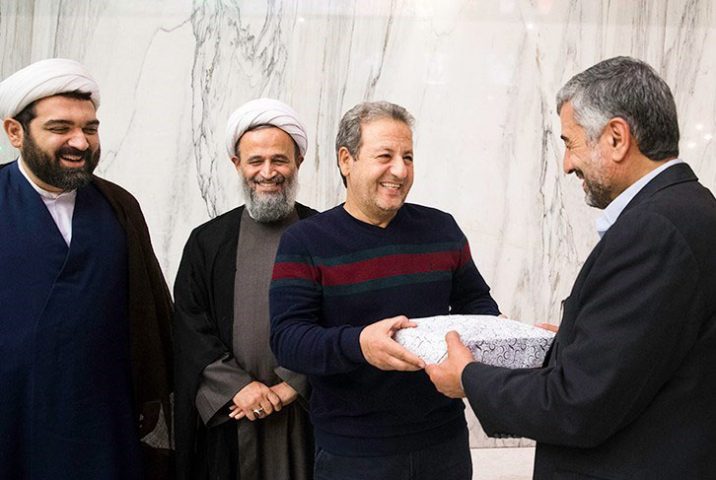 حسن روحانی از کارگردان فیلم «قلاده های طلا» شکایت کرد!