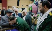 سردار نیلفورشان سرزده آمد| میهمان ویژه قبله تهران بوسه بر دستان والدین شهدا زد