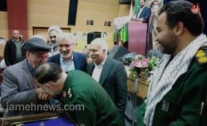 سردار نیلفورشان سرزده آمد| میهمان ویژه قبله تهران بوسه بر دستان والدین شهدا زد