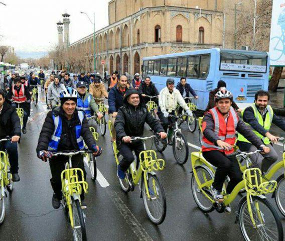 عکس| دوچرخه سواری ازمیدان امام حسین(ع) تاپارک شهر با شهردار